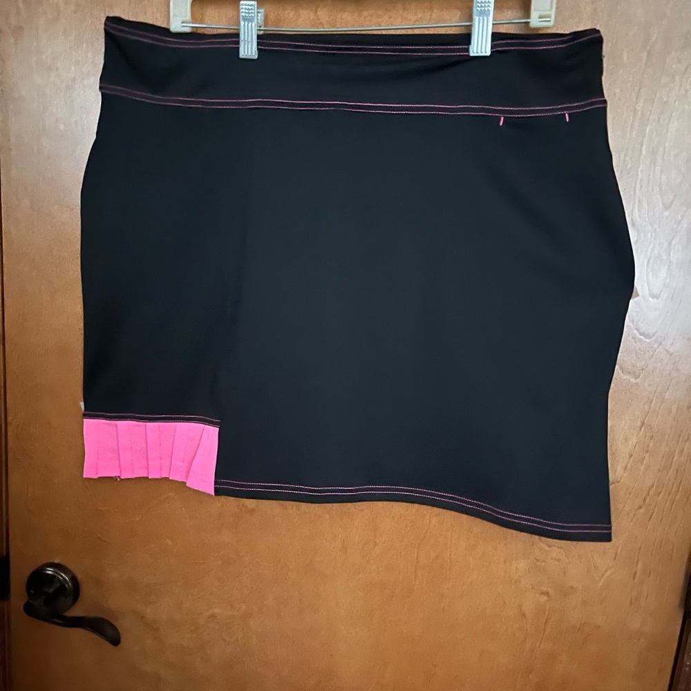 XL - Antigua Black and Pink Pleated Accent Skort